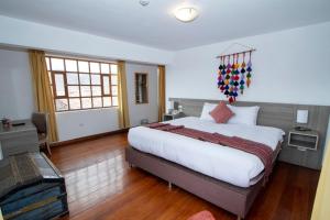 库斯科Inkarri Cusco的一间卧室,卧室内配有一张大床
