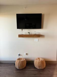 艾迪生Luxury Apartment in Dallas的两个木制球盘,坐在电视前的地板上