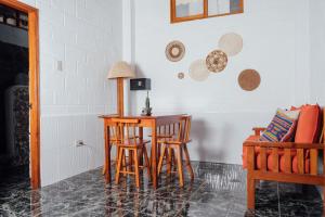 巴克里索莫雷诺港Hotel Pimampiro的配有桌椅和沙发的房间