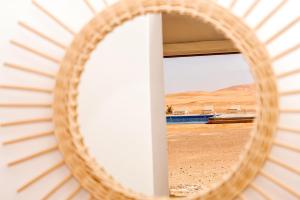 梅尔祖卡Sahara Royal Resort的享有沙漠景致的柳条镜子