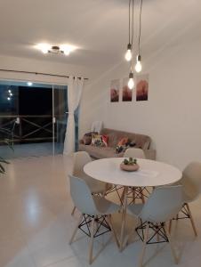 埃斯坦西亚Apartamento no Condomínio Vila das Águas的客厅配有桌椅