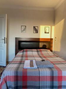 ArnavutköySpacious house near the airport的一间卧室配有一张带铺着平底毯的床