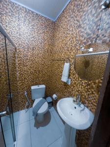 马拉戈日Barra Grande Pousada的一间带卫生间和水槽的浴室