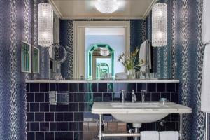 伦敦Broadwick Soho的一间带水槽和镜子的浴室
