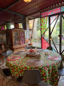 Santa María HuatulcoPlanta Glamp Farm的一张桌子,放在一个房间里,上面有桌布