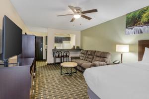 贾斯珀Clarion Pointe的酒店客房设有床和客厅。