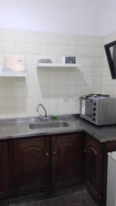 Del VisoComplejo Martin’s的厨房配有水槽和微波炉
