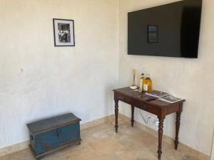 阿德莱德LIAPIS ESTATE Rostrevor Adelaide的一间房间,墙上设有一张桌子和一台电视