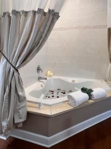 圣奥古斯丁Victorian House Bed and Breakfast的一间带浴缸和2条毛巾的浴室