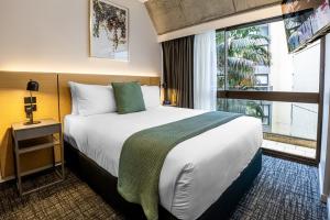 悉尼悉尼歌曲酒店的酒店客房设有床和窗户。