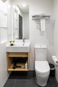 悉尼悉尼歌曲酒店的浴室配有白色卫生间和盥洗盆。