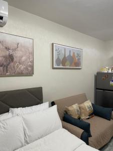 Lapu Lapu CityCKK Condo Unit的客厅配有床和沙发