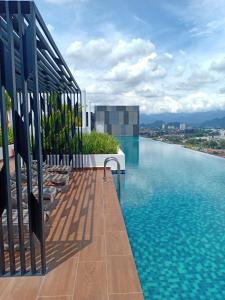 怡保The Horizon by Mykey Global的建筑物屋顶上的游泳池
