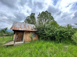 卡赞勒克Kazanlak Villa Cottage House with Mountain Views, No Water, Electric or Indoor WC, Roof Over Your Head Малка Къща Вилна Зона, Без Ток, Вода с Външна Тоалетна Прекрасни Гледки и Покрив над Главата的田间中的一个老房子