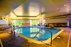 乔利埃特Candlewood Suites - Joliet Southwest, an IHG Hotel的大型建筑中的大型游泳池