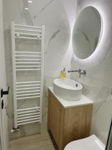 路特奇BlueLine apartment 2的白色的浴室设有水槽和镜子
