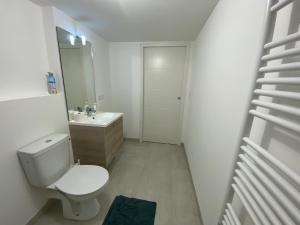 圣布里文莱丝皮恩Appartement Saint-Brevin-les-Pins, 2 pièces, 3 personnes - FR-1-364-140的白色的浴室设有卫生间和水槽。