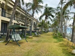 狮子乡垦丁茉莉湾海景渡假酒店  的度假村前的一排椅子和遮阳伞