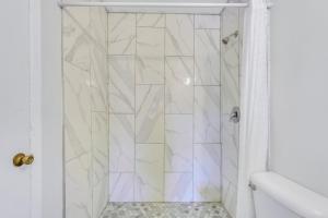 泰比岛亚特兰蒂斯酒店 - 泰碧岛的浴室设有白色瓷砖淋浴。