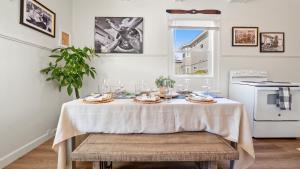 里诺Midtown Flight Deck: 2BR Gem的厨房里一张桌子上布满了白色的桌布
