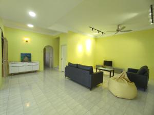 淡文Ipoh Tambun Sunway 5 Rooms Spacious Homestay的客厅配有两张沙发和一张桌子