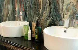 河江AmberSun Travel & Tours的浴室设有白色水槽和镜子