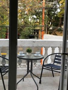 门多萨Hotel Namaste的阳台上的桌椅,两杯