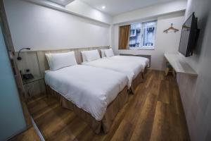 台北雅璞文旅的酒店客房设有两张床和电视。