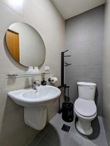 台东背包仓库肆零居 的一间带水槽、卫生间和镜子的浴室