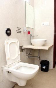 果阿旧城Visao的一间带卫生间和水槽的浴室