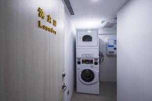 台北雅璞文旅的洗衣房配有洗衣机和标志