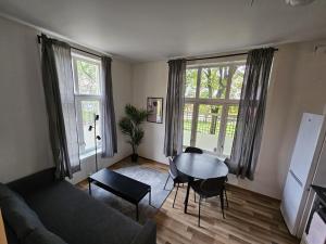 奥斯陆Grünerløkka shared Apartment Rooms的客厅配有沙发和桌子