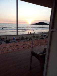 卡纳科纳Royal Castle Resort palolem, canacona的阳台享有日落海滩的景致。