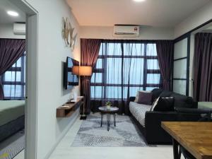 哥打京那巴鲁J'Stay Seaview Suite Jesselton Quay Kota Kinabalu的客厅配有沙发和桌子