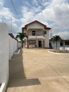 库马西Sigma Theta Homes - Kumasi Atimatim的一座棕榈树建筑