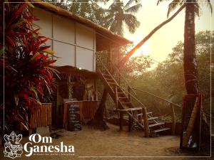 帕罗林Om Ganesha的一座房子,设有通往门廊的楼梯