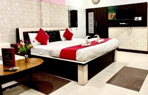 珀勒德布尔Hotel Pratap Palace的卧室里床边的两只天鹅