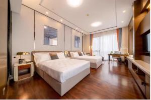 广州米莱尼亚行政公寓（广州火车东站珠江新城店）的一间带大床的卧室和一间客厅
