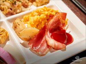 高松高松大和鲁内酒店的包括培根鸡蛋和烤面包的早餐盘