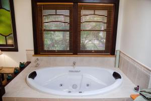 布赖特阿什伍德别墅的带浴缸的浴室和窗户