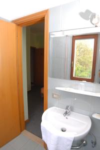 MontedinoveHotel Del Duca的浴室设有白色水槽和镜子