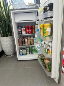 伊缇天福Koi Guest House - Phan Thiết的装满食物和饮料的开放式冰箱