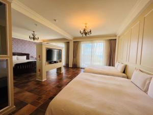 狮子乡垦丁茉莉湾海景渡假酒店  的酒店客房设有两张床和一台平面电视。