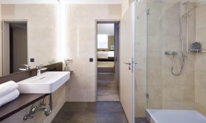 纽伦堡Living Hotel Nürnberg的一间带水槽和淋浴的浴室