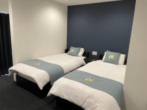 和歌山関空国際ホテル的酒店客房的两张床