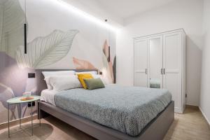 巴勒莫Open Sicily Homes "Residence ai Quattro Canti" - Self check in - Deposito Bagagli的一间卧室设有一张床和白色的墙壁