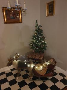 希勒勒Pegasus Bed & Breakfast的圣诞客房,配有圣诞树和圣诞装饰