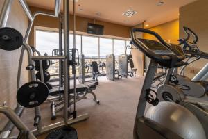 日利纳吉利纳假日酒店的健身房设有跑步机和椭圆机