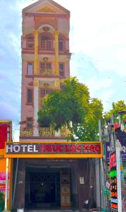 胡志明市Phúc Lộc Thọ Hotel的大楼前面设有酒店停车场