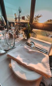 奥茨胡恩德兹科农家乐酒店的一张桌子上的白色板子,享有海景